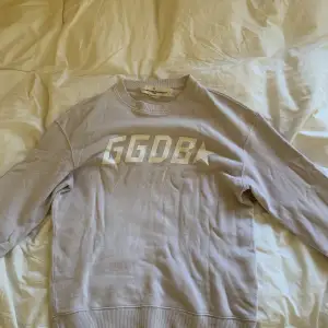 Snygg ljuslila sweatshirt från GGDB köpt på abcd i Göteborg. Det finns några småfläckar, men i övrigt är det inget fel på skicket trots att den använts ganska mycket. Jag säljer den för 350kr