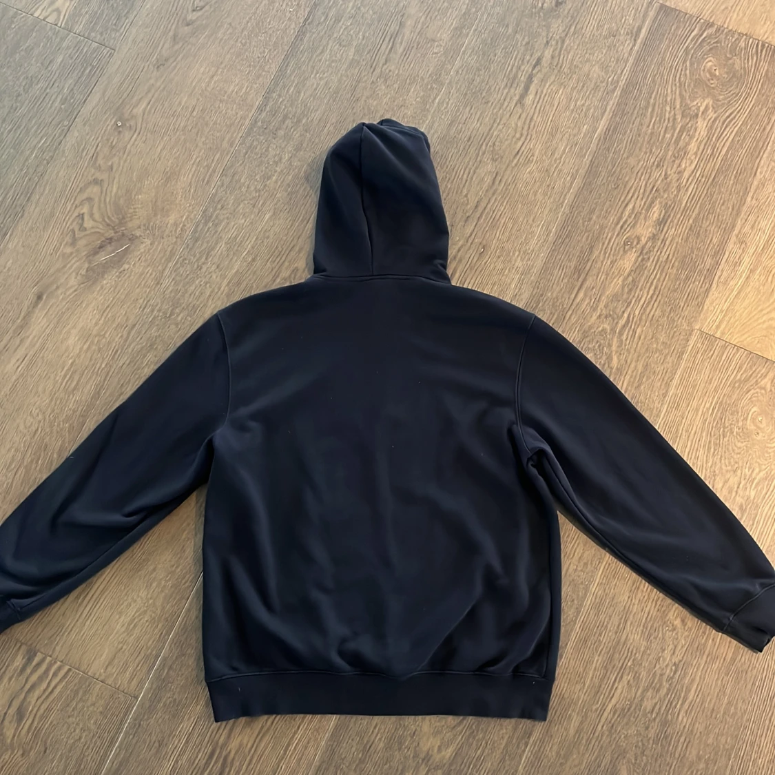 Svart Hoodie med grafiskt tryck - 90