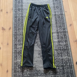 Adidas sport kläder  - Ett adidas sett som jag kan har använt i ca två år 