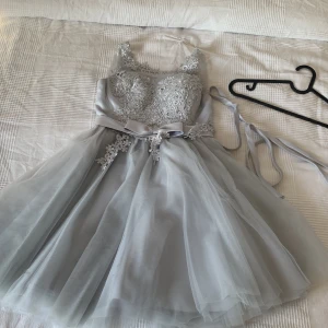 Klänning - Jag säljer min söta balklänning, den är i storlek s och kommer med en korsett på baksidan. Aldrig använt.