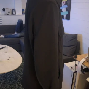 Snygg zara Overshirt  - Köpt från Zara för cirka 6 månader sedan. Knappt använd eftersom den är för stor för mig. Perfekt för hösten och sommarkvällar.