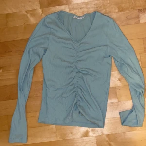 Ljusgrön topp - Tröjan är ljusgrön och i nyskick. Använd max 3 gånger.