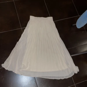 Gulvit kjol - Gulvit kjol, köpt från plick, fint skick, inte använd hos mig 