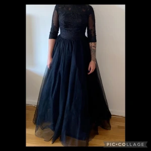 Klänning - Fin festklänning i svart, nederdelen är i tyll, använd vid ett tillfälle