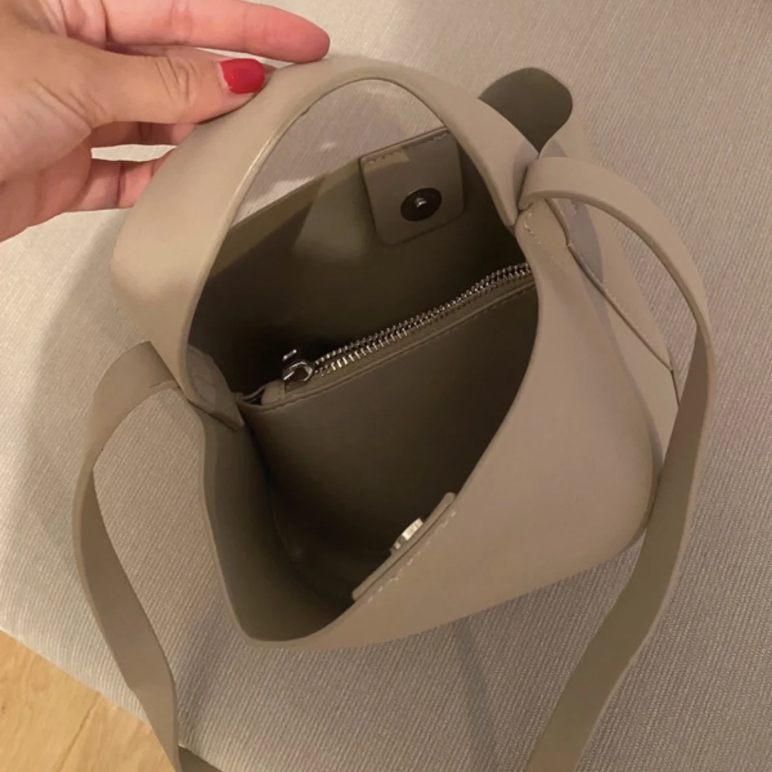 Handväska/axelremsväska från GinaTricot  - 91