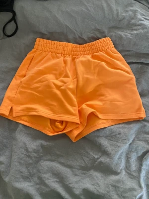 Bomulls shorts - Snygga bomullsshorts med skön bred resår i midjan och fickor! Använda men i väldigt gott skick!