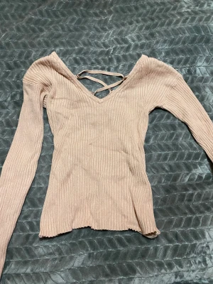 Rosa ribbad topp - Nyköpt rosa topp med snörning bak som jag inte tyckte satt bra på mig. Aldrig använd. Strl S.
