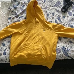 Polo gul storlek M  - Polo tröja haft den i ungefär ett halv år är för liten men i bra skick  