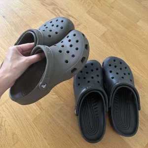 Crocs  - Två st crocs i svart och brun strl 40 ❤️ 400 kr för båda!
