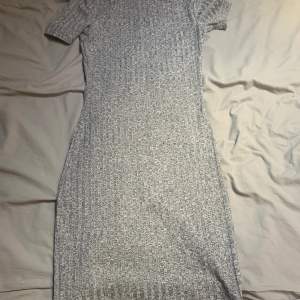 En grå vänlig tajt klänning 