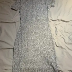 En grå vänlig tajt klänning 