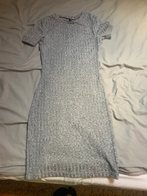 Fin klänning - En grå vänlig tajt klänning 