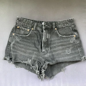 Jeansshorts - Jeansshorts från zara i storlek 36, knappt använda 🦋 kommer inte ligga uppe så länge så köp snarast, hör av er vid minsta intresse eller funderingar 💓