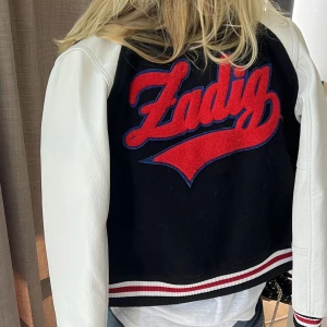Zadig college jacka - Säljer denna as balla college jackan från zadig!! 🙌🏻🙌🏻 skriv för fler bilder! Det är en storlek L men passar mig som är S/M💕💕nypris ca 5000. Pris kan diskuteras!! använd gärna ”köp nu”