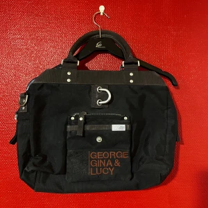 George Gina Lucy  - Fint George Gina Lucy handväska 🤎Köpte second hand och aldrig använts sen köptes. Får plats med allt🤭☺️