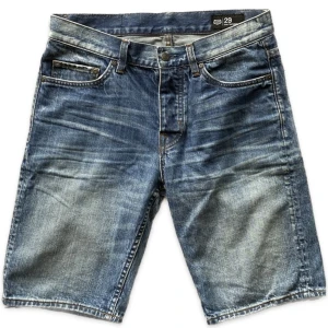 Jeans shorts  - Snygga längre jeansshorts. Inte sätt några defekter. 41 cm i midjan (mätt rakt över) och 27cm i innerbenslängd