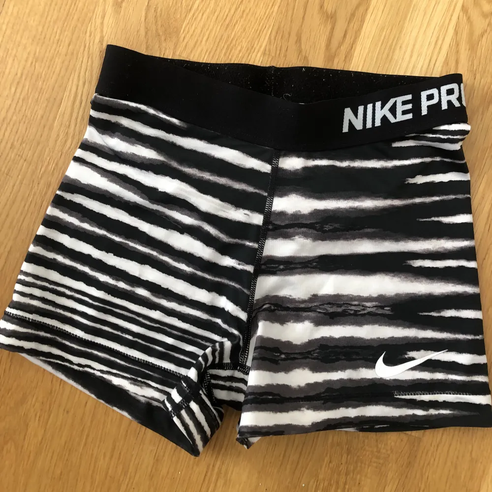 Tighta träningsshorts från Nike. Sköna och inte alltför korta (bild kan fås). Endast använda ett par ggr. . Shorts.