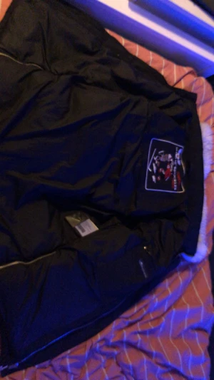 Moose knuckles jacka - Hej säljer min äkta Moose jacka för dene för stor o passar it mig dene knappt använd o är även öppen för byten