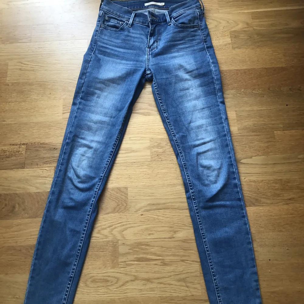 Levi’s super skinny modell no 710. Otroligt mjuka och stretchiga, de enda riktigt sköna skinny jeansen enligt mig men nu är de för små. Fint skick . Jeans & Byxor.