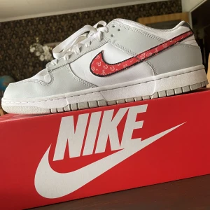 Nike Dunk Low SE 'Lottery Pack Grey Fog  - Säljer mina fräscha Nikes som är perfekt för sommaren, skicket på skorna är 9,5/10 vällskötta.  Storleken är 46 men hade passat för dig med stl 44-45  Boxen ingår. Det  Hör av er vid frågor eller funderingar. Mvh William 