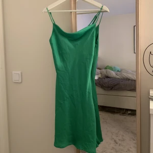 Satin Klänning  - Säljer min gröna satinklänning från Gina som jag endast använt 2 gånger ❤️ supersnygg på och är i väldigt bra skick! Kom priv för mer frågor etc 