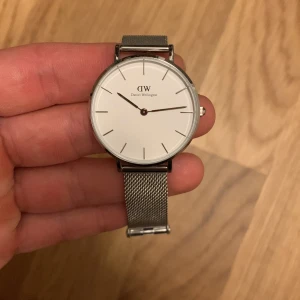 Daniel Wellington klocka  - Silver med mesh band, mycket fint skick, uret är 36mm