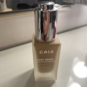 Caia dewy drops - Glowig fondation i färgen 20w. Endast testad. Fel färg för mig tyvärr och hann inte lämna tillbaka..