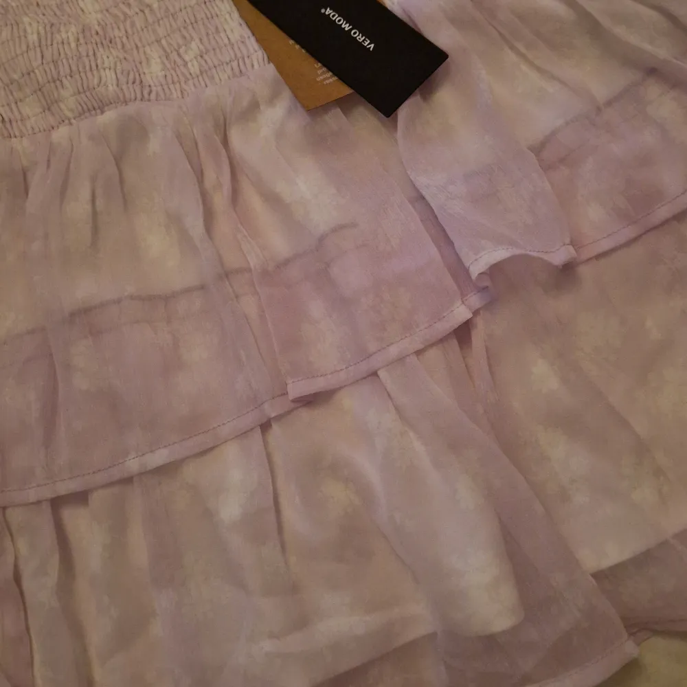 en jätte fin kort kjol från bikbok, men kommer inte till användning. jätte fin och skönt material🤍. Kjolar.