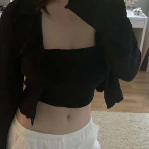 Långärmad skjorta - Säljer denna snygga långärmade skjorta från Monki!! Nästan oanvänd ✨💕