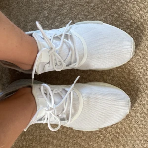 Nmd  - Köpte ett par Nmds för nt så länge sedan använt den en gång då jag kände att de var förstora. Dem har inga skador. Vi kan tala om priset.