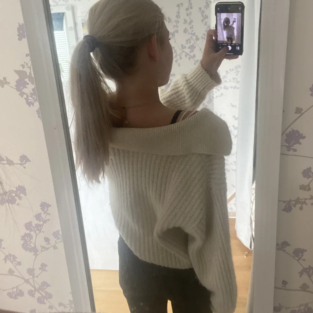 Säljer denna stickade tröja från Gina tricot i strl xs, skriv vid frågor💕. Stickat.