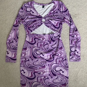 Klänning - Köpte klänningen för en tema fest, använde den tyvärr inte :/ Den formar galet bra och passar M/L kropp. 