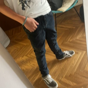 Dondup george jeans - Detta är ett par svarta dondup jeans som ör väldigt grish jag säljer detta par jeans för endast 599kr hör av er om ni har några funderingar 