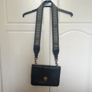 Väska mango - Axelremsväska från mango i fint skick. Fint tillhörande band i mönster som går att knäppa bort. Sparsamt använd