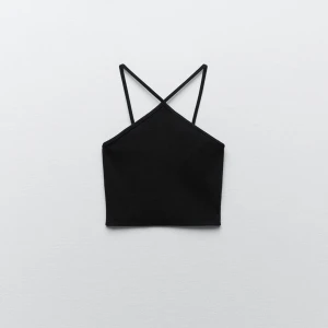 Vit topp - Säljer denna topp fast i vit från gina, vid snabb affär kan pris diskuteras