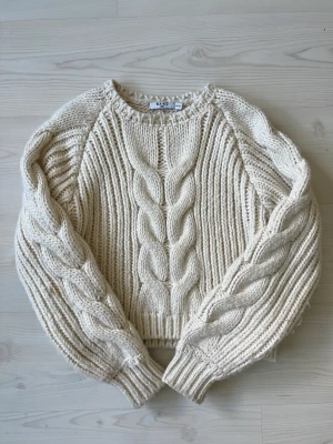 Stickad tröja  - Jättefin kabelstickad tröja från NA-KD. Bra och tjockt material🤍. Pris kan alltid diskuteras. Köparen står för frakt❤️