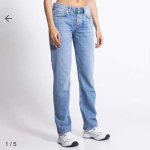 Säljer dessa mid waist jeans från lager 157 då de inte kommer till användning längre. Modellen på jeansen heter icon. Köpta för 400kr. 