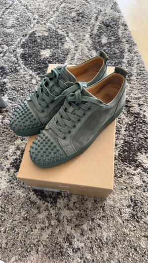 Christian Louboutin  - Tja, säljer nu dessa tvär feta Christian Louboutin skor i denna galna colorway🔥sizen är 40,5 men passar nån storlek större. Skicket är sjukt bra och ligger på 9/10. All og tillkommer vid köp så som box kvitto osv. Pris är diskuterbart🥰 