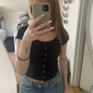 Ribbad topp med knappar  - Har en likadan som sitter bättre på mig sååå onödigt att ha två 😅 storlek xs från Monki, går att knäppa upp alla knappar 