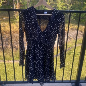 Prickig klänning - Supersöt klänning i mycket fint skick