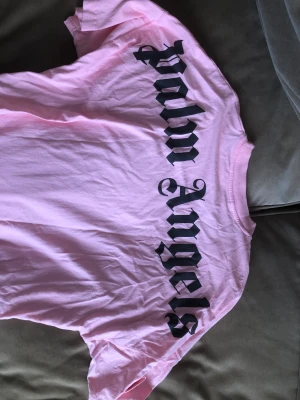 Palm angels t shirt - Palm angels T-shirt rosa, oversize modell i Strl M. Jättefint skick. 