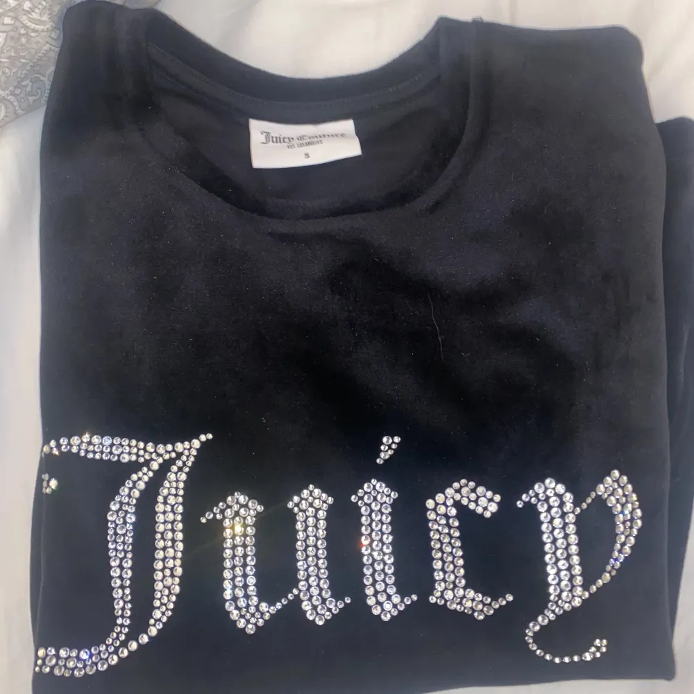 Säljer denna fina t-shirt från juicy coutore🖤 Säljs pga den aldrig används. Aldrig använd och är i strl S🖤. T-shirts.