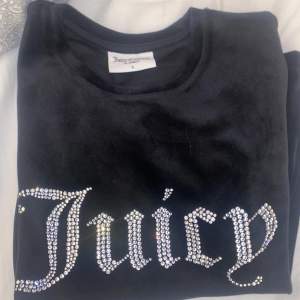 Säljer denna fina t-shirt från juicy coutore🖤 Säljs pga den aldrig används. Aldrig använd och är i strl S🖤