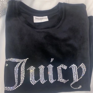 Juicy Coutore topp - Säljer denna fina t-shirt från juicy coutore🖤 Säljs pga den aldrig används. Aldrig använd och är i strl S🖤