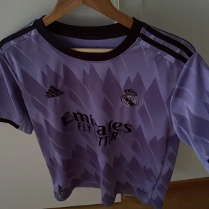 real madrid tröja  - Hej säljer denna real Madrid tröjan.  Den har bra skick✅