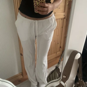 Lågmidjade linnebyxor  - Vita Lågmidjade linnebyxor från hm som man knyter med snöre i midjan. Köpta förra året men känner att det inte längre är min stil därav att jag säljer. Hör av er vid frågor! 120kr +frakt☺️💗