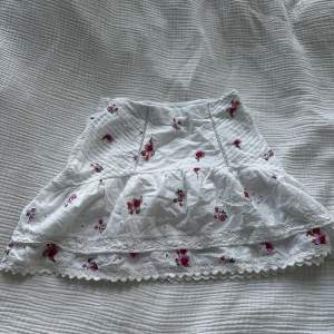 Säljer denna fina kjol från zara då den tyvärr är för liten för mig. Använd 1 gång😊