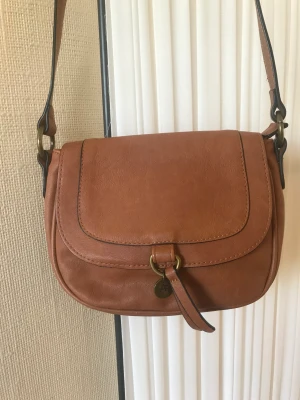 Brun liten väska - Liten väska, knappt använd. Perfekt skick. 
