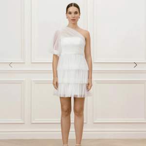 Den är helt ny och helt oanvänd! 🤍  ”Constance mini dress” från By Malina i färgen ”white”. Säljer denna pågrund av att det var försent att skicka tillbaka. Nypris: 4999kr.  Pris går att diskuteras.