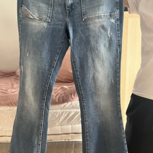 Diesel jeans - Snygga diesel jeans med två fickor fram och två bak. Ljusblå färg W30 L34. 